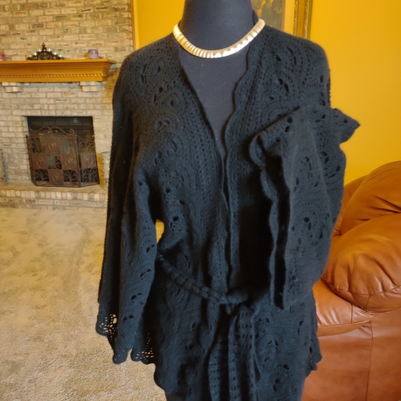 Like New Black sweater - Picture 1 of 9